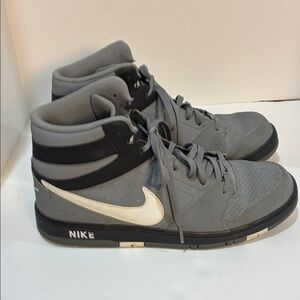 Nike Men's Gray and Black Sneakers with White Swoosh